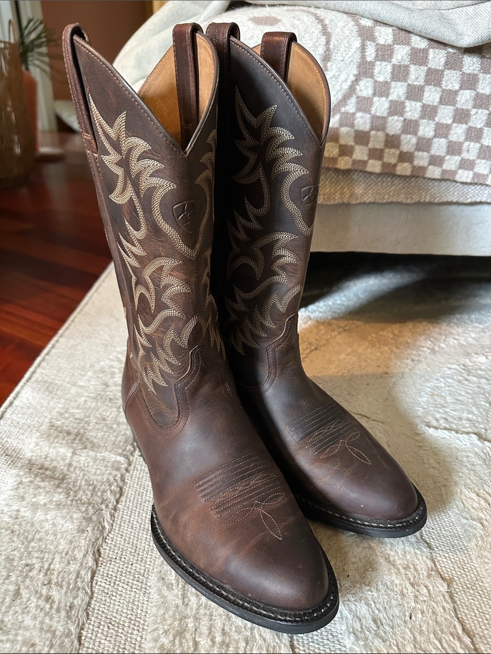 ARIAT HERITAGE R TOE WESTERN BOOT DISTRESSED DARK BROWN LEATHER 7.5